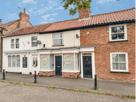 SHOP WITH ONE BEDROOM FLAT ABOVE