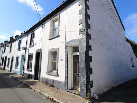 TWO BEDROOM END OF TERRACE REQUIRES FULL MODERNISATION PERIOD PROPERTY IN BIDEFORD